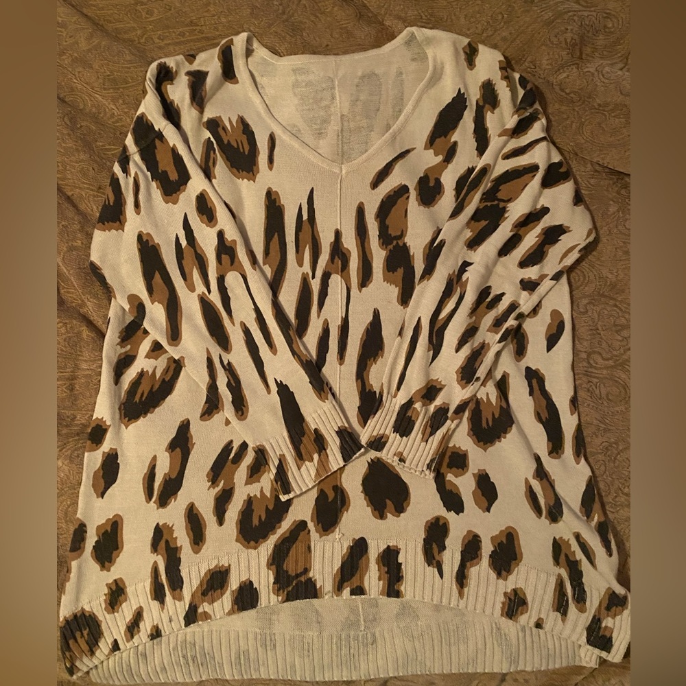 Beautiful leopard boutique sweater. There is no brand tag.